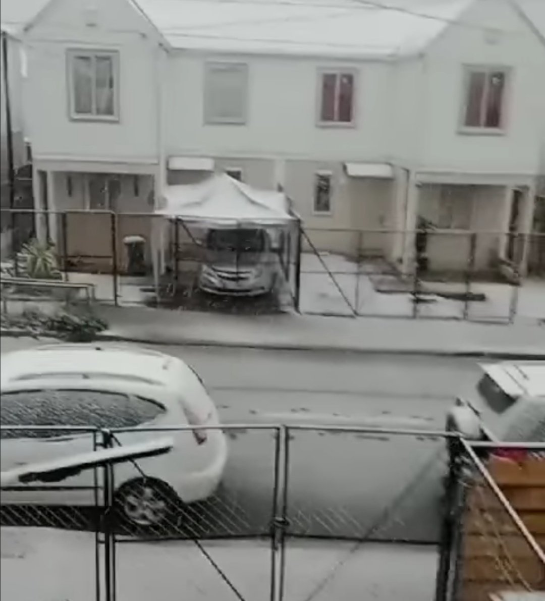 En estos momentos está nevando en el #CajónDelMaipo a la altura del Pueblo San Gabriel, la isoterma 0°  se mantiene baja, pero se ha indicado qué subirá lo que podría acarrear remociones en masa, rodados, de esta nieve acumulada y aumentos significativos de caudales de río.