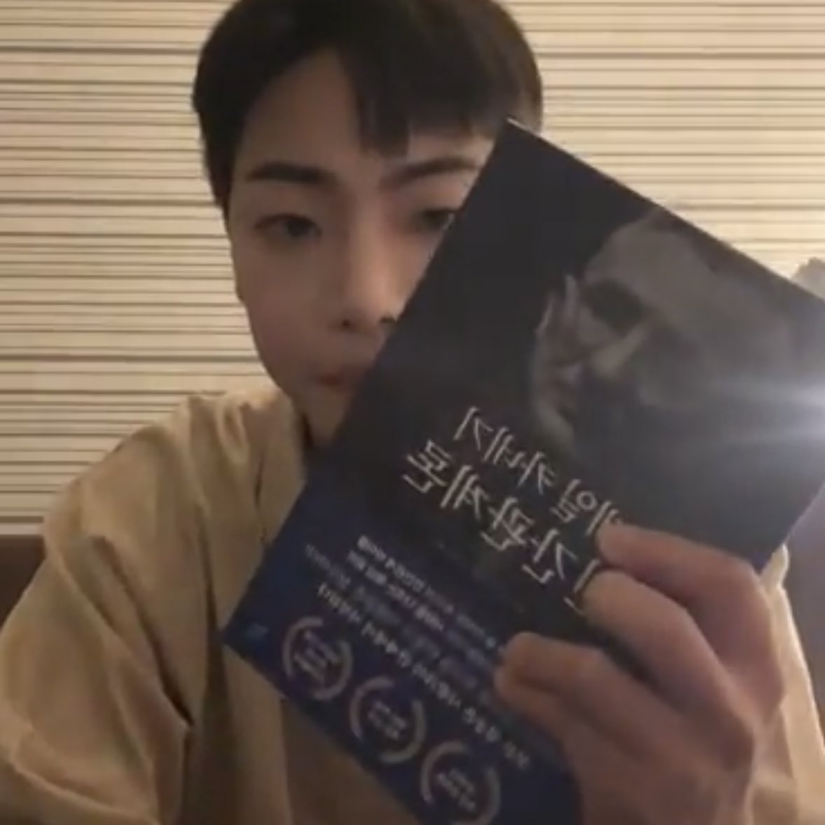 sensati0null's tweet photo. 공부하면서 책 보는 남자
체화하려고 하는 남자
밑줄 그으면서 책 읽는 남자
책 읽으면 그 내용이 피가 되는 남자
현실 세계 이야기를 담은 책이 집중이 잘 되는 남자
그리고..
“비행기에 책 두고 내려서 직원이 찾아주는 남자” https://t.co/UCwCFtKvso