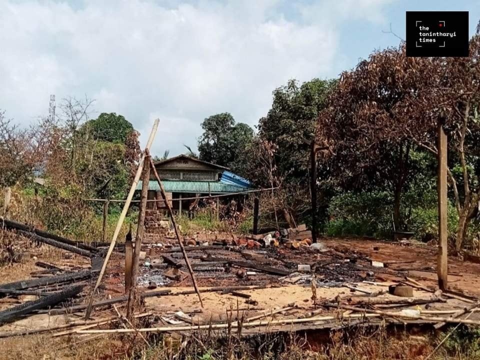 ElinaCHO8's tweet photo. #MyanmarMilitary have raided and burned down 13 households and motorbikes, in #AKanNi village, #YayPhyu, #Tanintharyi, Southern Myanmar. #WarCrimesOfJunta
#2023Aug19Coup
#WhatsHappeningInMyanmar https://t.co/pTEL8A2FpT