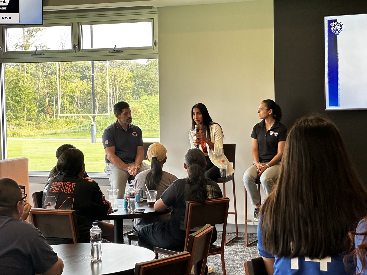 Last night, #DaBears hosted local girls flag football players at Halas Hall for a meet and greet w/ @diana_flores33, QB of the Mexican national flag football team & 2022 World Games gold medal winner for women's flag football.