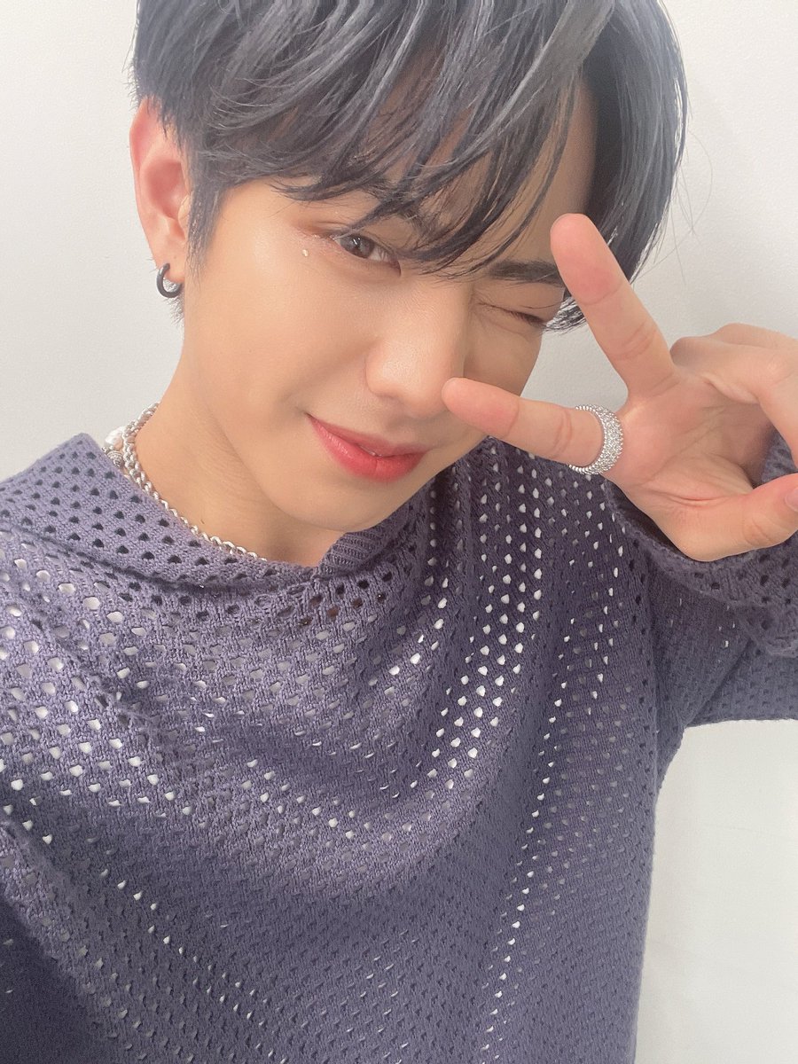 hyeonita's tweet photo. 📷 [#ITASHOT]

genuinely confused about his hair color but whatever it is he looks so good 🥹

see u tomorrow, 🦝💭! https://t.co/1UmvpDzAzj