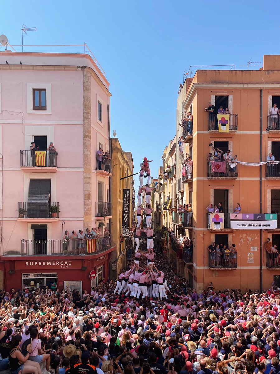 xiquetstgn's tweet photo. TRIPLETA DESCARREGADA A LES COLS! 

La grandesa de Les Cols és exactament això, anar de la mà i lluitar la ratllada a casa!

Quin gran Sant Magí, Colla! 

#xiquetsdetarragona #castells #xdt https://t.co/cg5yqCFbeQ