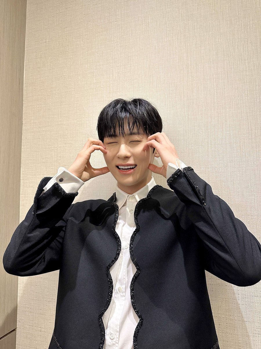 [#Moment_H] 📸

자카르타 황도들의 엄청난 열정에
행복 에너지 풀 충전 🍑🔋
오늘 함께해 줘서 고마워요~
Love you! JAKARTA 🧡

#황민현 #HWANGMINHYUN
#UNVEIL