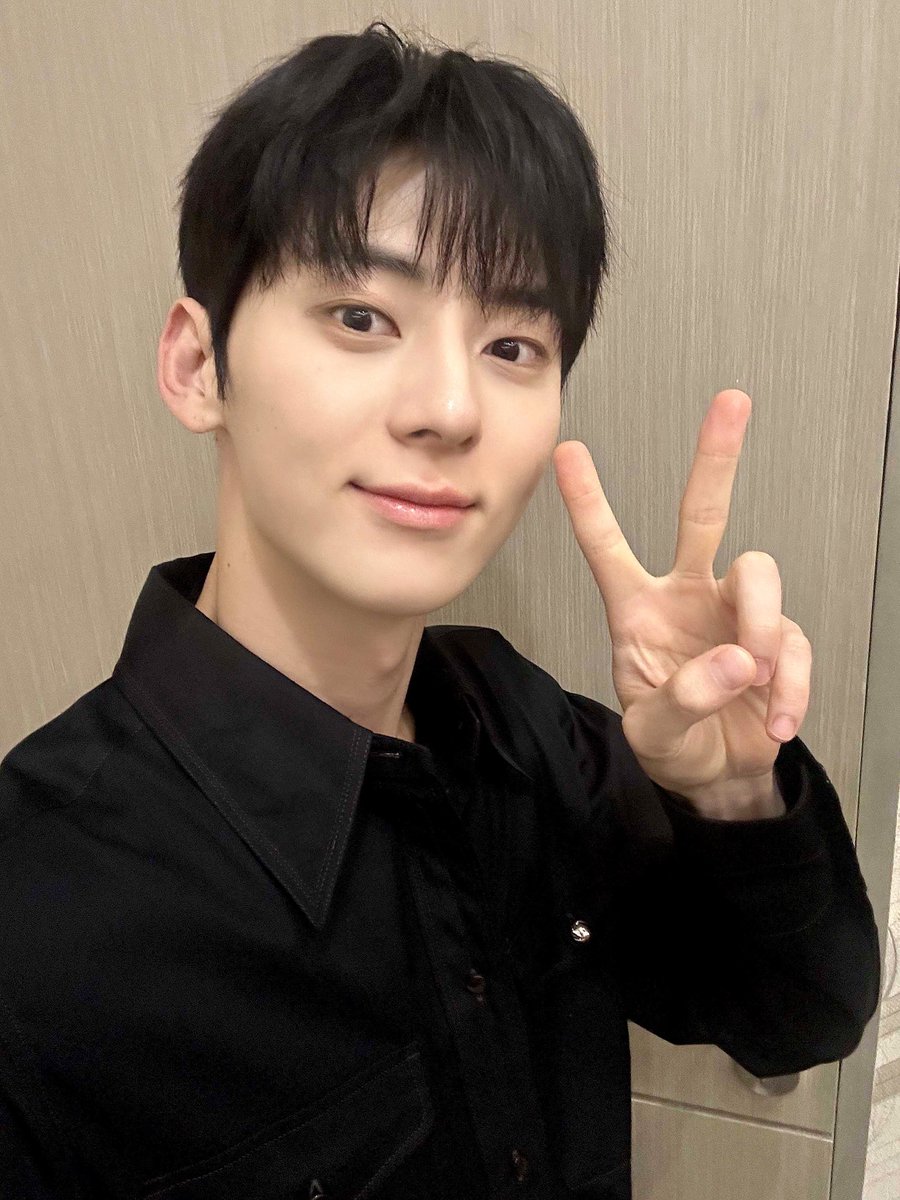 MINHYUN_PLEDIS's tweet photo. [#Moment_H] 📸

자카르타 황도들의 엄청난 열정에
행복 에너지 풀 충전 🍑🔋
오늘 함께해 줘서 고마워요~
Love you! JAKARTA 🧡

#황민현 #HWANGMINHYUN
#UNVEIL https://t.co/TMb7Fqya1s