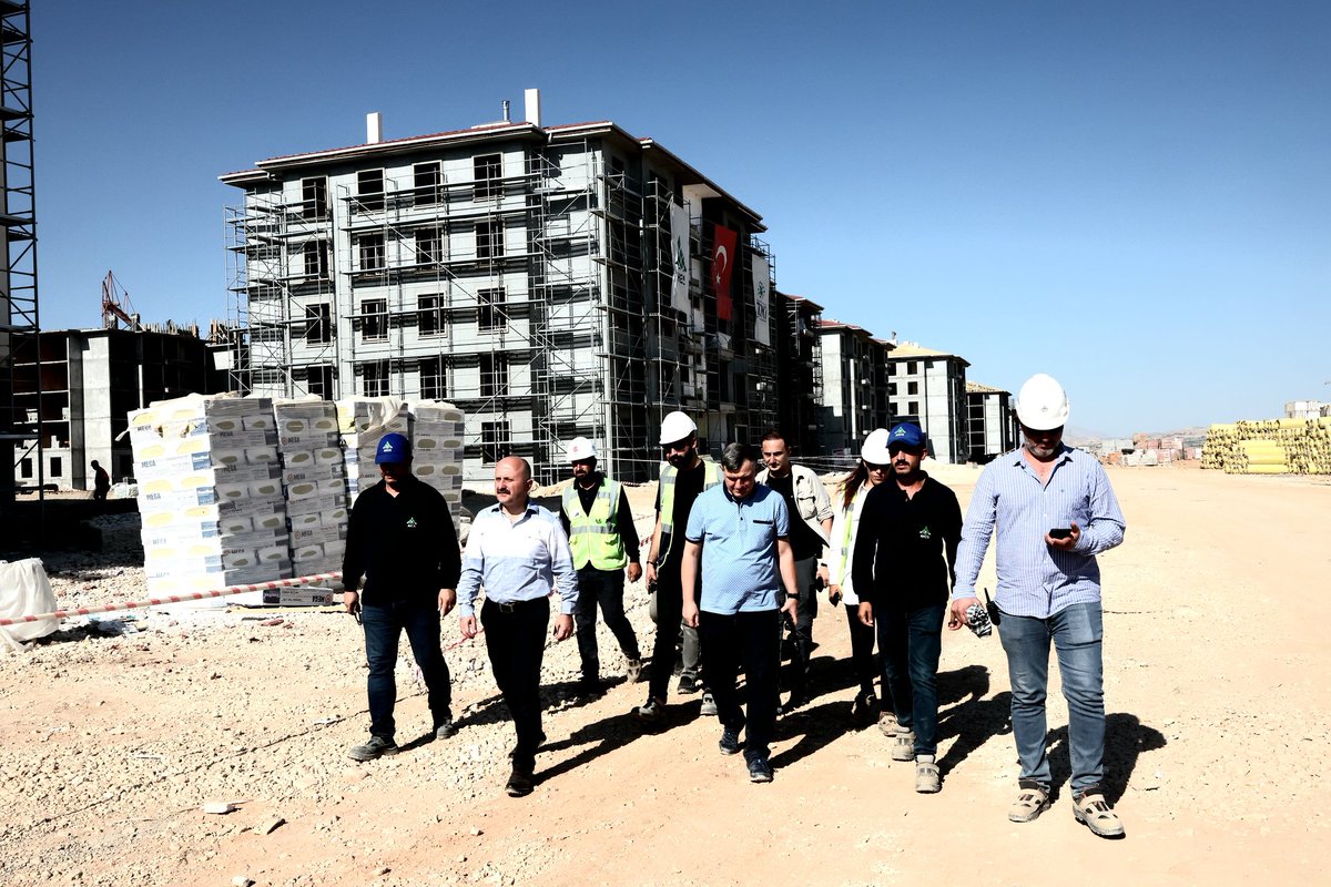 adiyamangovtr's tweet photo. Depremden etkilenen şehrimizi yeniden ayağa kaldırmak ve vatandaşlarımızı daha sağlam ve güvenli yeni konutlarına yerleştirmek için yoğun çaba gösteriyoruz.

Valimiz Sayın @DrOsmanVarol ilimiz merkez Örenli mahallesinde yapımına başlanarak Ekim ayında teslimatı yapılacak olan TOKİ afet konutlarını inceleyerek devam eden çalışmalar hakkında yüklenici firma yetkililerinden bilgiler aldı.

@TC_icisleri