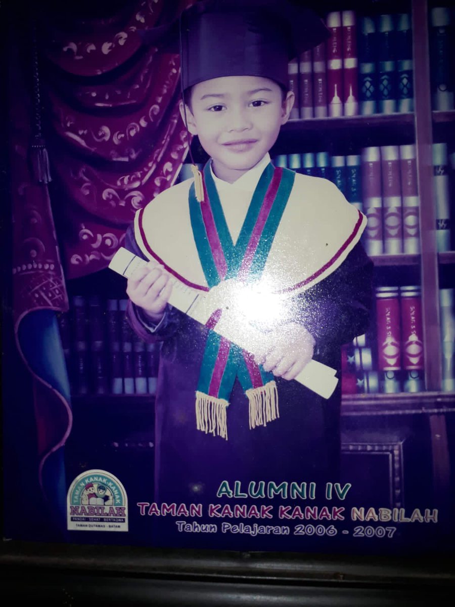 farhan_journal's tweet photo. No one ever told me how fast four years can pass by.  2019-2023 adalah tahun yang sangat berharga sekaligus yang terberat dalam hidup. Mulai mengerti makna dari kata ‘berproses’ karena 4 tahun terakhir.

my younger version would never believe what we do at 21.

Buat temen temen just in case no one has told you this today, You have to be proud of yourself and everything you achieved.