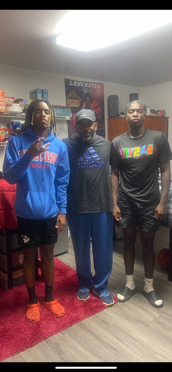 Jbaker0171's tweet photo. 💪💪let’s go ⁦@ykquentin5⁩ ⁦@gladdenjy1⁩ 
That man in the middle 👊⁦@QHouston73⁩ https://t.co/OnRWtMEwHq
