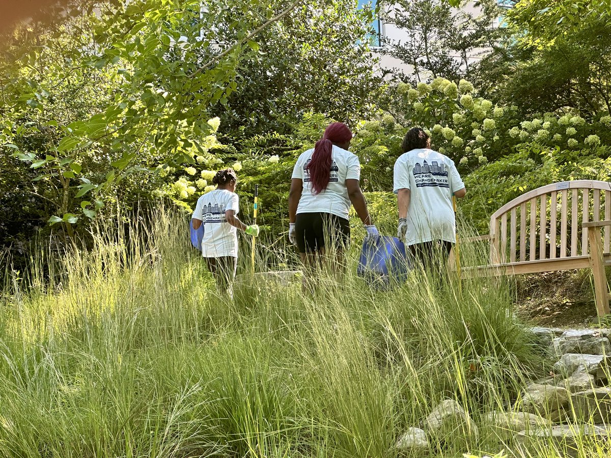 UNCG's tweet photo. Spartans are putting the University motto of “Service” into action to end their first week!

Connect with @UNCG_OLCE for more service and leadership opportunities.
#UNCGWay #UNCGService #LeadattheG https://t.co/pGHJ9hjeeX