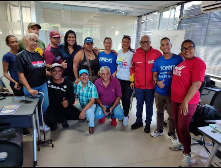MirandaMrt2's tweet photo. #19Ago 📸| La Dirección Municipal #MRT en compañía de la DRO, participaron en una extraordinaria reunión de trabajo del #GPPSB para la construcción de una agenda colectiva de formación política.

#VenezuelaEsAfirmativa https://t.co/6vhMC7lDc3