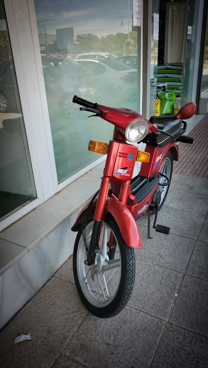 AtanasioCantero's tweet image. Pues hoy tenía que ir súper urgente a ese "chino"que está a las afueras.Cómo tenía que sortear el tráfico debía ir en #vespino para comprar...no sé qué Cualquier #excusa es buena para darle un paseo a este maravilloso ciclomotor de 32 añitos que ya llevaba demasiado tiempo parada