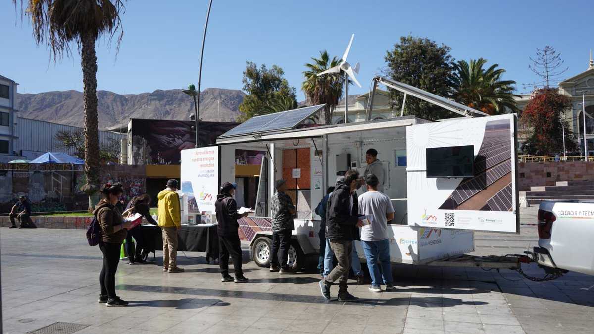 ¡Seguimos avanzando hacia la carbono neutralidad! 

Este es uno de los objetivos del Energy Truck que por medio de paneles solares, una turbina eólica y un tanque termosolar, muestran el funcionamiento y las posibilidades de estas tecnologías a la ciudadanía