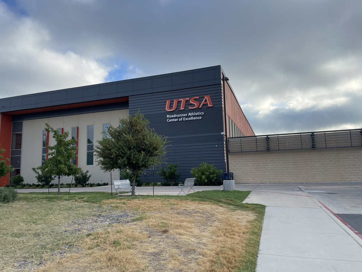 thecoachhern's tweet photo. UTSA RACE facility!!! @FirstTeeSA Speaker Series- Getting to your goal: Take Ownership over Goal Achievement #utsa #golf #youthsports #sports https://t.co/gOfbiyVAFR