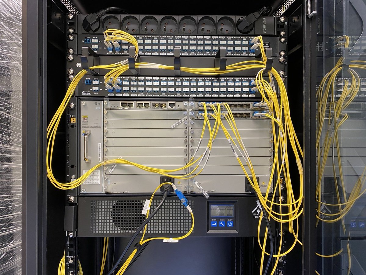 Coucou ! C'est (encore) nous ! 😅
Le reportage photo sur l'upgrage du backbone OrneTHD en 400G est en ligne sur <a href="/lafibreinfo/">Vivien GUEANT</a> :
lafibre.info/ornethd/orneth…

EDFA VOA transpondeurs.. je vous emmène avec nous !
Merci la team <a href="/Pureoptics1/">Pureoptics</a> et la dreamteam Orne 
cc <a href="/GregouMad/">Gregou Maddou</a> <a href="/Mikaz_67/">Mika</a>  ✌️