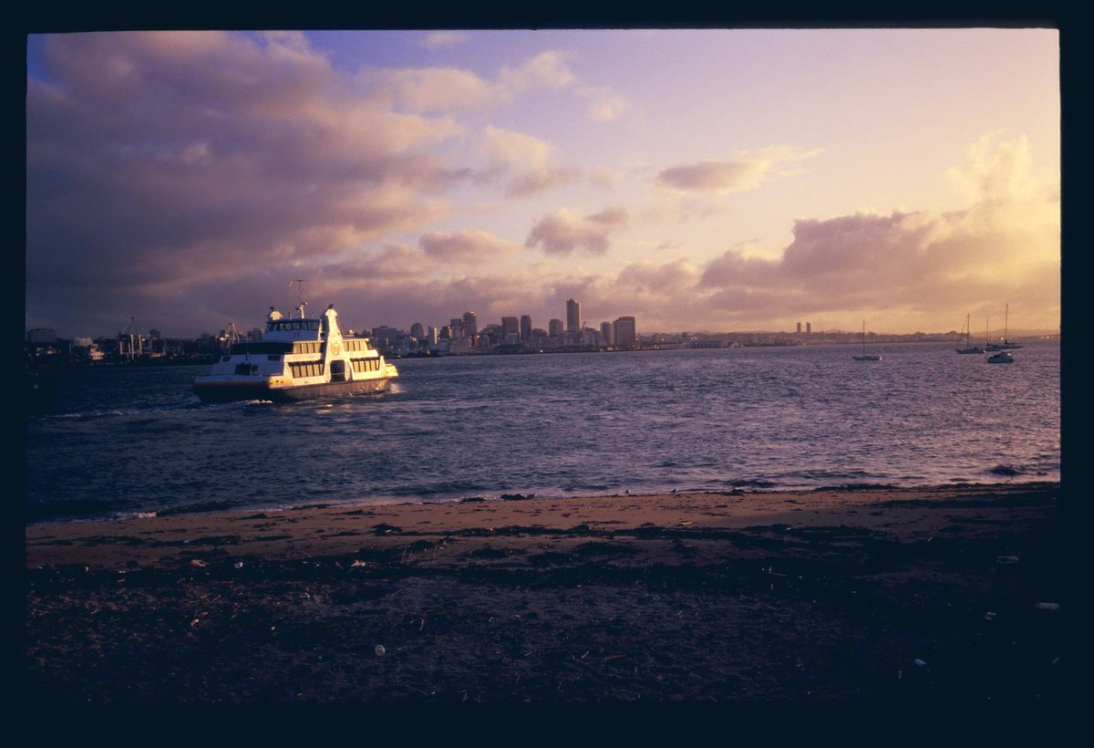 JacoBloek's tweet photo. Heute vor 30 Jahren: Auckland (NZ) erkunden am Tag nach der Ankunft. Sich wundern, dass die Sonne im Norden steht. Und anhand der Kilometerangaben auf dem Mount Eden sehen, dass ich wirklich auf der anderen Seite des Planeten gelandet bin. #auckland #NewZealand #flashback1993 https://t.co/9gOQTnwfTm