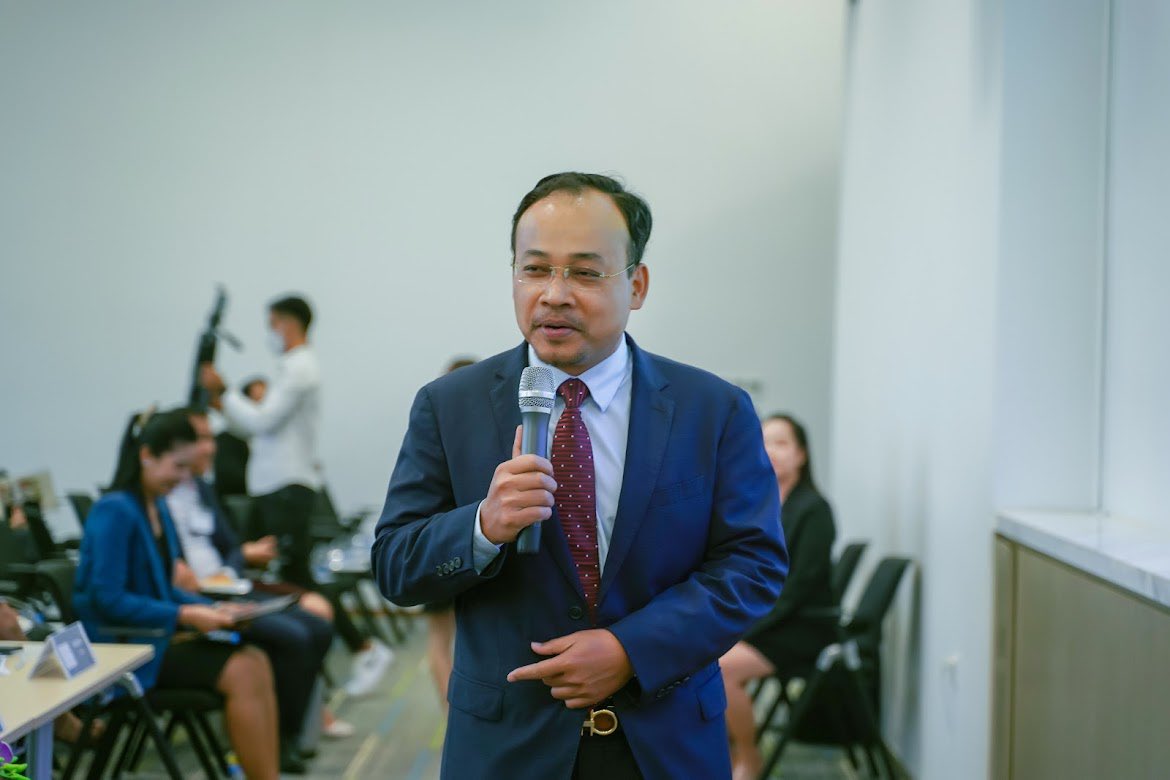 kolpreap's tweet photo. Talking to over 200 Cambodian businessmen and entrepreneurs to share information and vision about economy, trade and investment and how they can build capacity and be better prepared to work with foreign investors. https://t.co/0k8HvGdj5L
