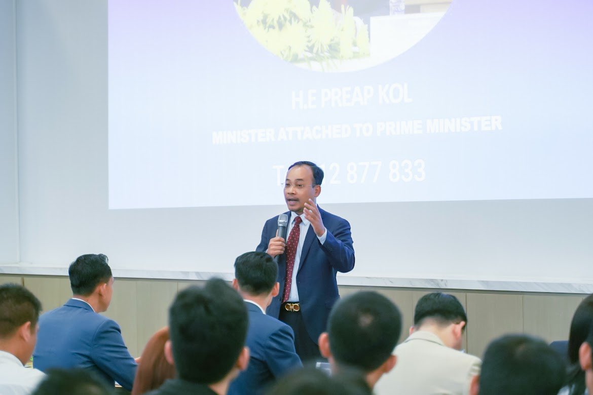 kolpreap's tweet photo. Talking to over 200 Cambodian businessmen and entrepreneurs to share information and vision about economy, trade and investment and how they can build capacity and be better prepared to work with foreign investors. https://t.co/0k8HvGdj5L