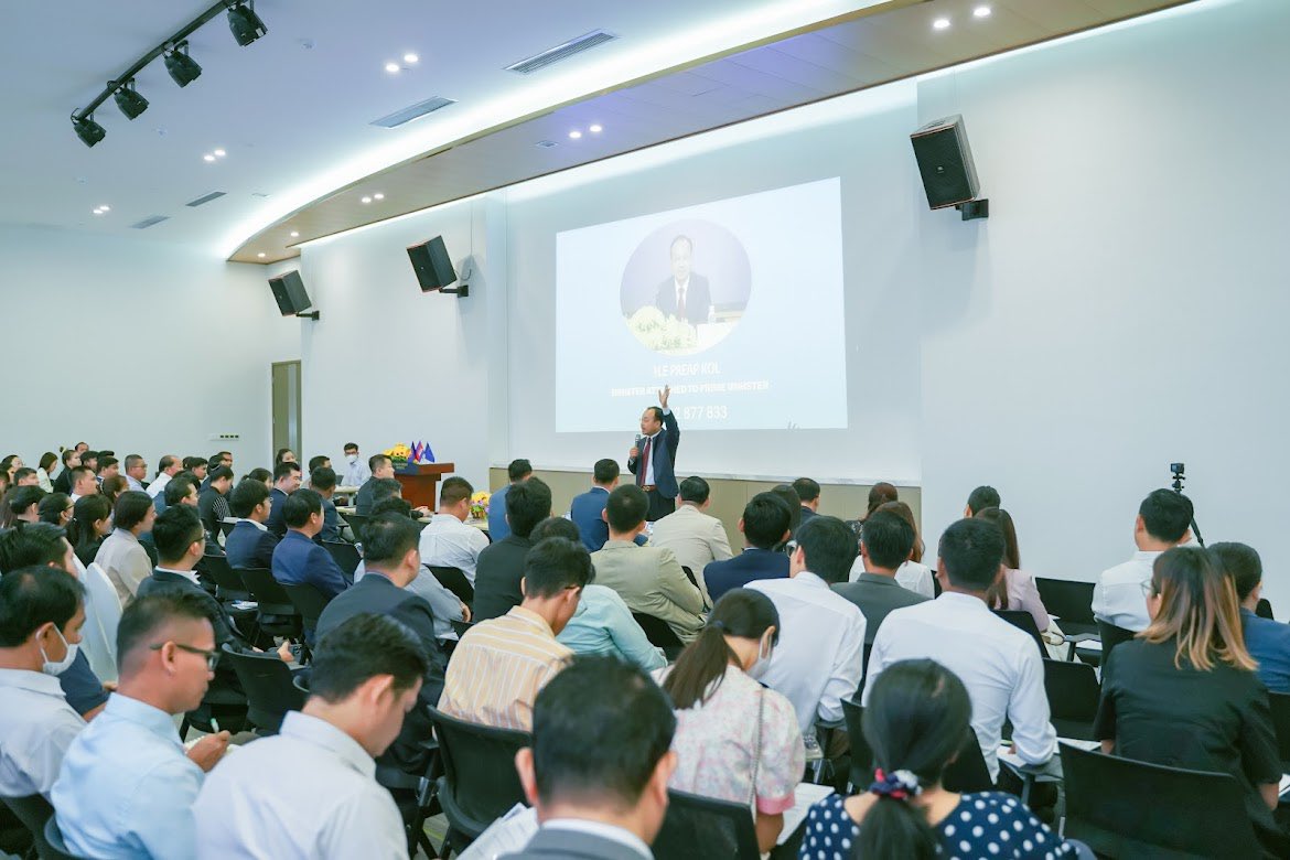 kolpreap's tweet photo. Talking to over 200 Cambodian businessmen and entrepreneurs to share information and vision about economy, trade and investment and how they can build capacity and be better prepared to work with foreign investors. https://t.co/0k8HvGdj5L