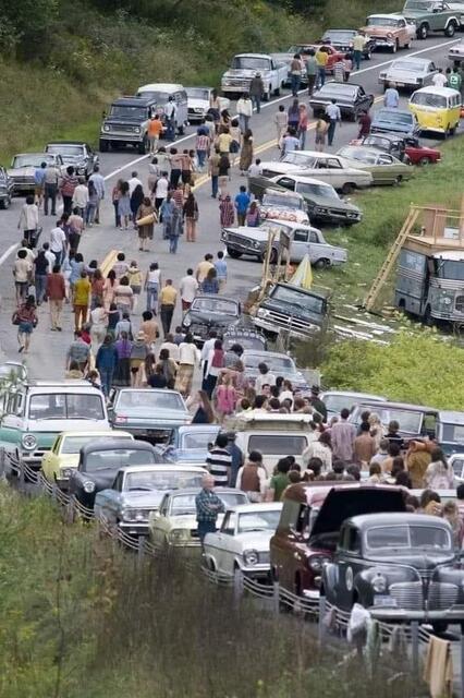 Crowd heading to WOODSTOCK (tu)Looks like an MGB &amp; many cool cars in the picture - MGExp MGB &amp; GT Forum #AutoShrine dlvr.it/Stt9Jp