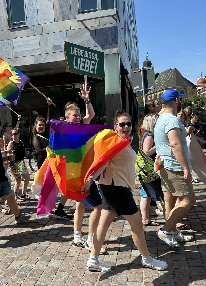 Laut und Bunt. In #Magdeburg waren wir heute für Vielfalt und eine offene Gesellschaft auf der Straße. #CSD