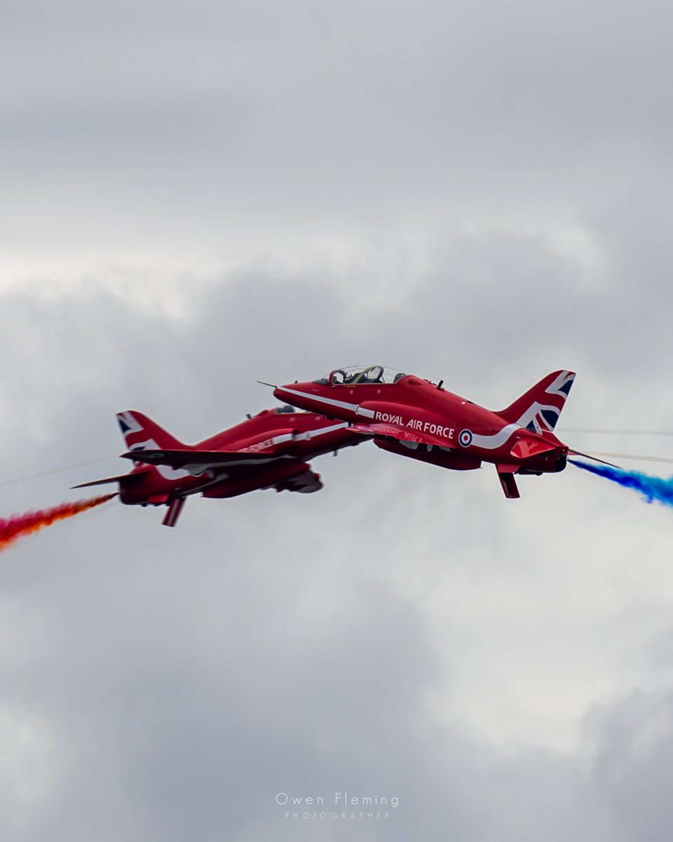 Synchro Pair Passing In the Crossbow At Blackpool Airshow On Sunday ✈️💨

@rafredarrows | @blackpoolairuk 

#redarrows #theredarrows #blackpoolairshow #blackpoolairshow2023 #Canonphotography #Photographer #Canon #aviatongeeks #canonaviation #aviationdaily #Aviationphotography