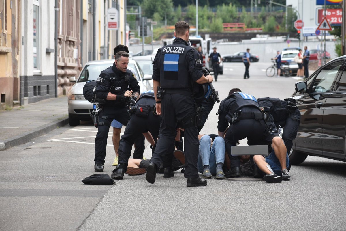 ThomasPWue's tweet image. 16:00 Eine weitere Blockade wurde schnell aber mit Gewalt geräumt. #kl1908