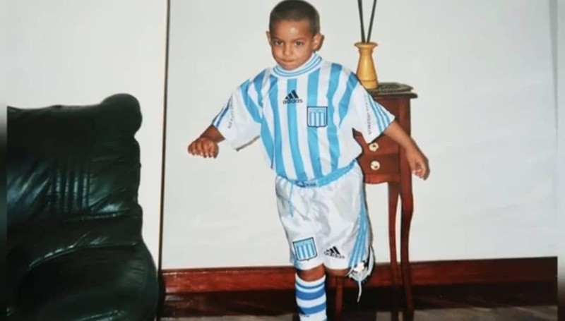 IviCodevilla's tweet photo. Con el debut de #JFQ🎩 ayer con la camiseta de #RacingClub, yo propongo que convenza a su amigo Maluma a visitar El Cilindro, ya que, por la foto de abajo, es hincha de La Academia. ¿Y si viene contra Boca por #CopaLibertadores? 🤔 https://t.co/mltwI5JkT3