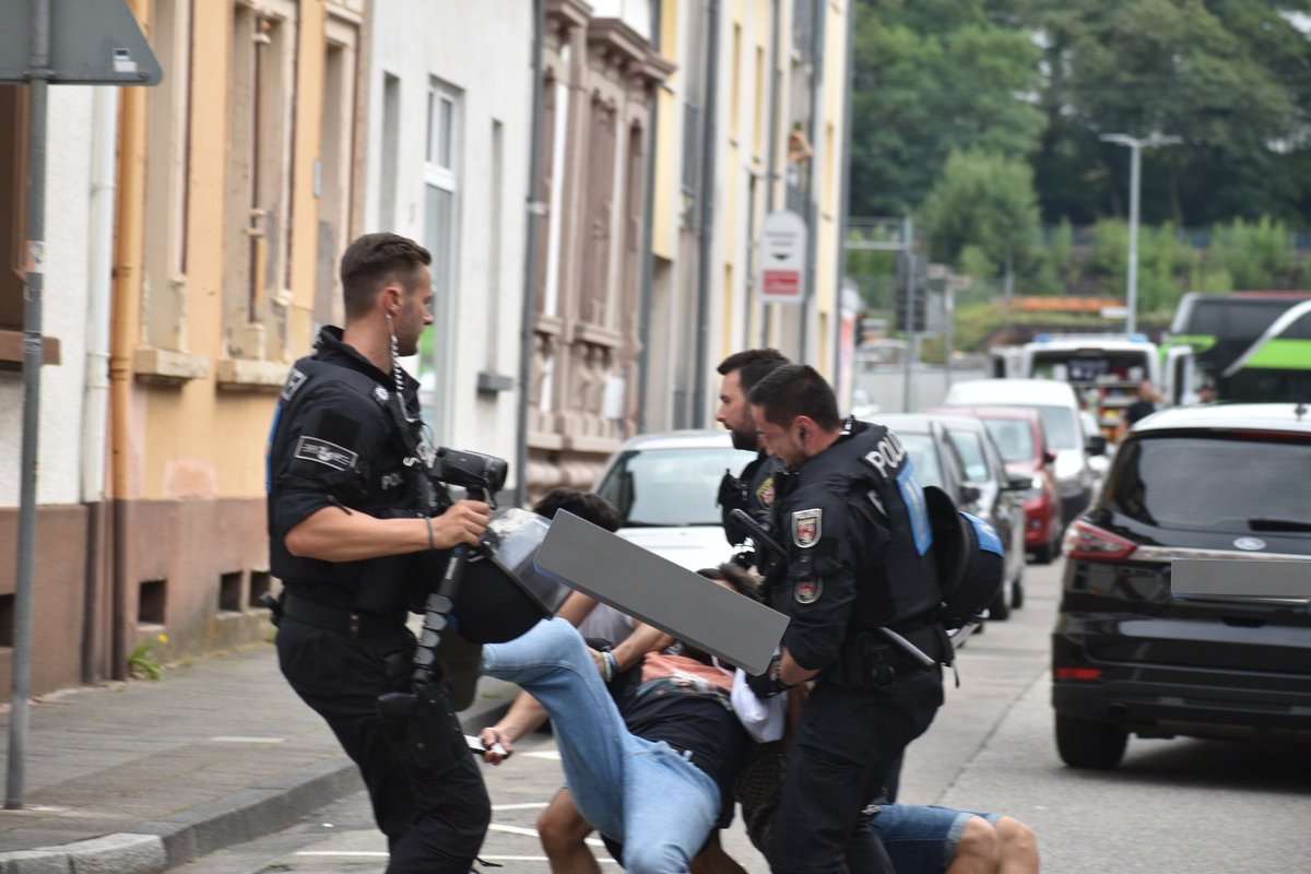 ThomasPWue's tweet image. 16:00 Eine weitere Blockade wurde schnell aber mit Gewalt geräumt. #kl1908