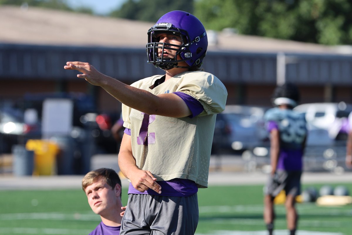 UNAFootball's tweet photo. Specialty Saturday 🏈🦵

#RoarLions 🦁 https://t.co/u47I8FEAea
