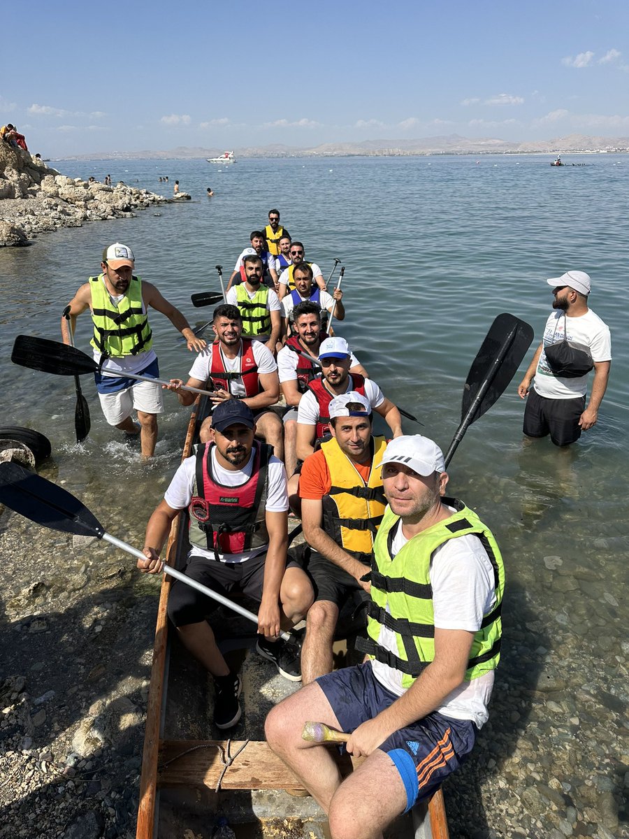remzi_sarikaya's tweet photo. Van Eğitim ve Araştırma hastanesi ekibimiz  Van Denizi su sporları Festivalindeki yerini aldı.. Tebrikler takım 👏👏 @edremitbldvan @SbuVeah @GSB_Van https://t.co/DEmKZNN3ok