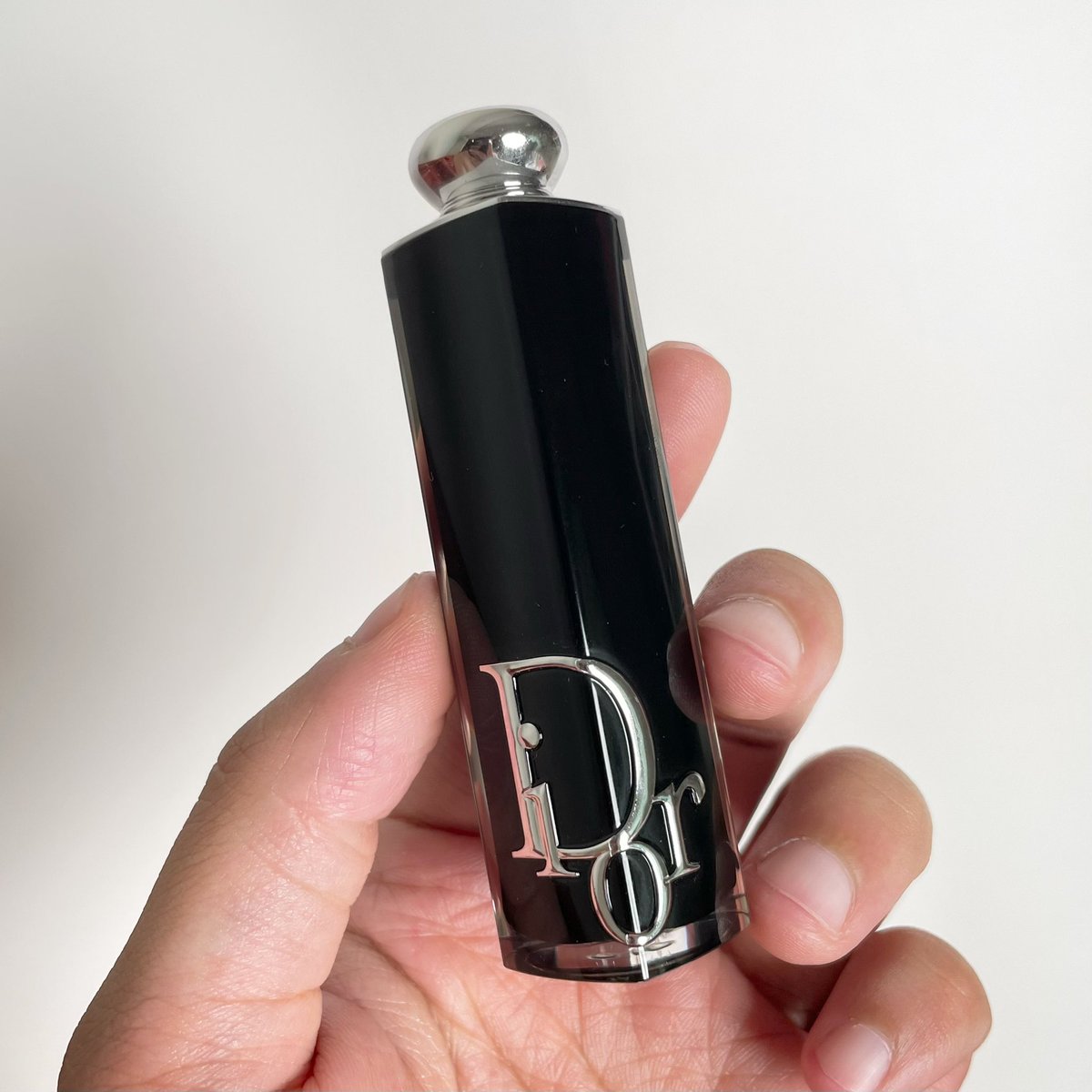 jjdoesitwork's tweet photo. Dior ปลอกดำ สี 652 คือ สวยมากกกกกกก ออกมาสักพักแล้วแต่หมดเก่ง โทนชมพูตุ่นนิดๆ สีปากลูกคุณ งาน mlbb ทาบางๆ คือจับโป๊ะไม่ได้ หน้ามันดูละมุน ดูสดใสขึ้นเลยอ่ะ แล้วสีทาง่ายรอดหมดทุกเพศ ชายแท้ก็รอด รุ่นนี้ฟินิชจะฉ่ำนิดๆเป็นฉ่ำที่ดูธรรมชาติ ไม่ดูวาวเกินไป กำลังดูสุขภาพดี ถ้าชอบแบบทาไม่รู้ว่าทาคือควรมาก บิลด์เพิ่มได้นะ ถ้าอยากให้กลบสีปาก