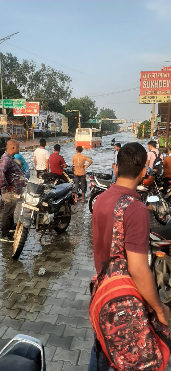 dipeshjoshiG's tweet photo. There is nothing to write but please check video and images.
This is #Bhiwadi , Rajasthan(one of oldest and biggest industrial area or i can say #Rajasthan govt's major source of income). https://t.co/HcxfBVDqBS