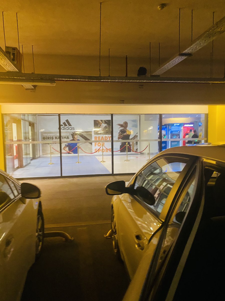 dramalarK's tweet photo. Hayattaki tüm şansımı avm girişindeki  park yeri bulma da kullanmış olamam ya🥲 https://t.co/UX2ZIGogvF
