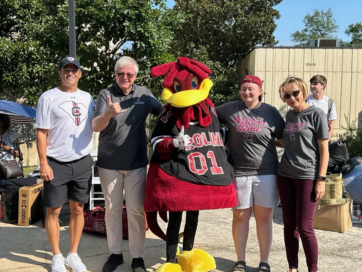 CoachSBeamer's tweet photo. Fun morning helping our incoming freshmen students move into their dorms with @cocky2001 &amp; ⁦@MichaelAmiridis⁩ !!

You’re going to LOVE being at ⁦@UofSC⁩ !! See ya in Williams-Brice soon 

#ForeverToThee 🤙🏻 https://t.co/B3zBkrnBWx