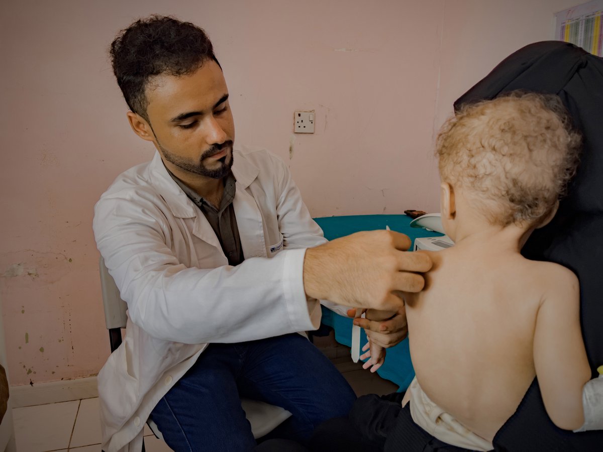 "مهمتي الأساسية هي اكتساب الخبرة ودعم الطاقم الطبي. لهذا السبب نستطيع تقديم الخدمات الطبية والتغذوية ذات الجودة للأطفال الذين يعانون من سوء التغذية الحاد الوخيم".—محمد العيدروس، طالب طب في السنة الأخيرة في مستشفى الصداقة، عدن.
#اليوم_العالمي_للعمل_الإنساني