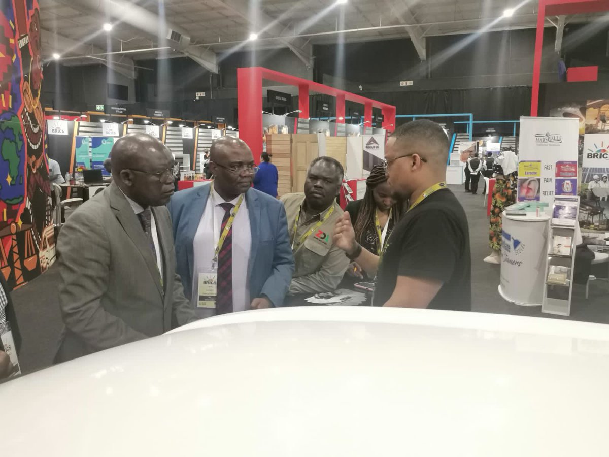 feziledhlamini_'s tweet image. What a day. Busy booth and stuff. Mandarin just became even more important to learn.