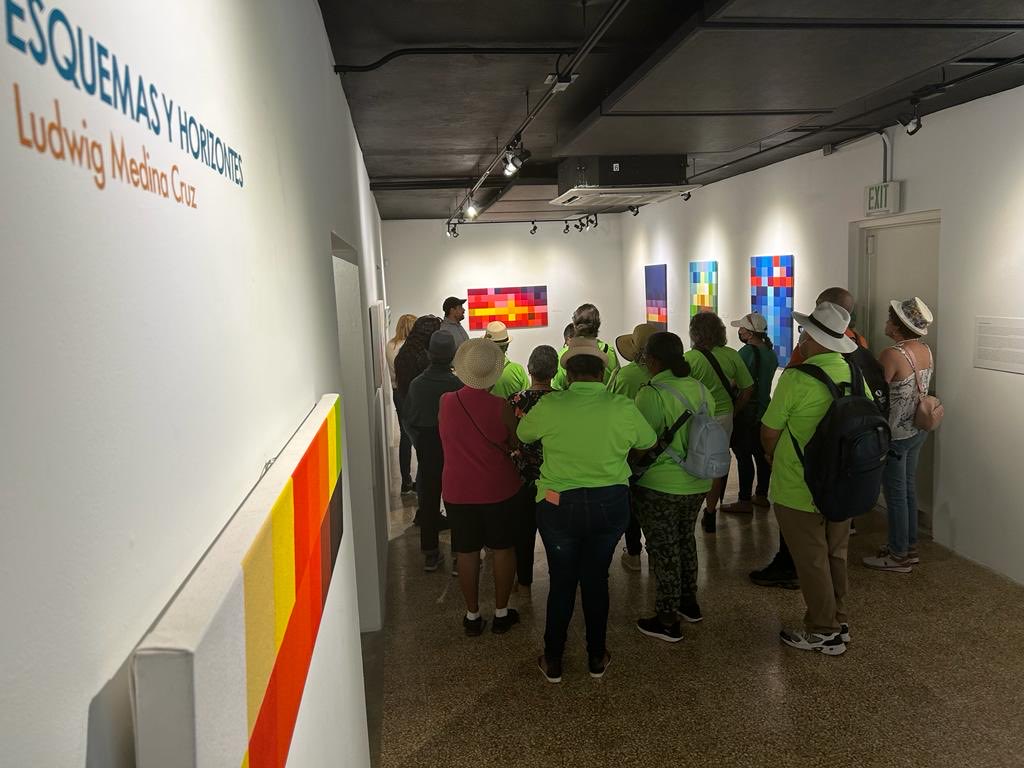 EEmergente's tweet photo. Ahora en @EE se está llevando a cabo el primer recorrido con el artista LudwigMedina #Bayamonesarte https://t.co/KgbtJz0SOs