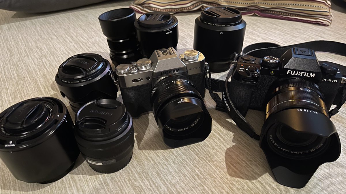 4260h_camping's tweet image. 一通りいじり倒し。
一世代前でも結構良いな…花撮る人だったから焦点距離長めばかりで、キャンプ動画撮るのに良さそうなレンズは2本しかなかったけど。
フルサイズのはどうやら甥っ子の手に渡ったらしい笑
#FUJIFILM #xs10 #xt30