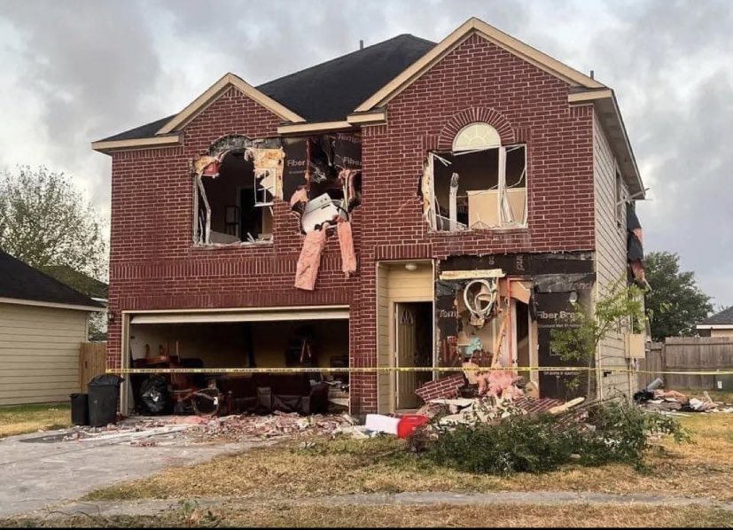 After shooting 2 <a href="/HCSOTexas/">HCSOTexas</a> deputies &amp; a US Marshal, multiple rounds of gas &amp; hours of negotiations couldn’t convince this violent suspect to peacefully surrender. 

We weren’t willing to risk the life of anyone to remove him from that house. 

He made his choice, we made ours.