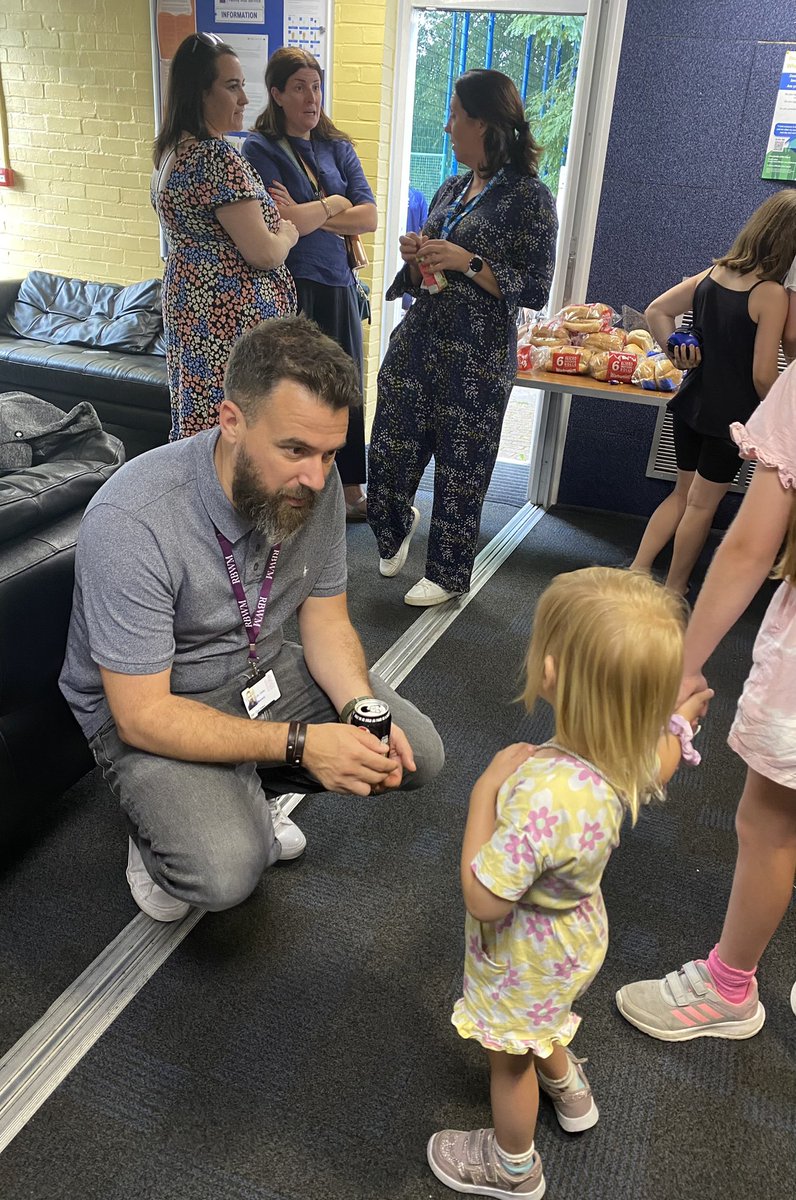 LinFerguson7's tweet photo. Brilliant barbecue put on by our Children in Care Council, Kickback.  Thank you to Danny Gomm, Elaine Keating and all the staff at the Family Hub for making it so special, as always. @fhsrbwm @AforChildren @RBWM https://t.co/CKSljElmrH