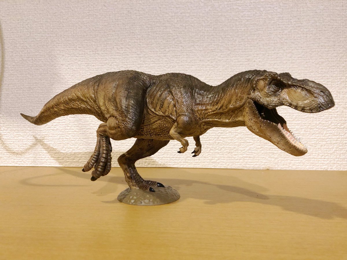 レクシィちゃんに陰影描き始めた。
爪が引っかかるだけでファレホ剥がれるのでトップコート。
そろそろ目をつくるかな。