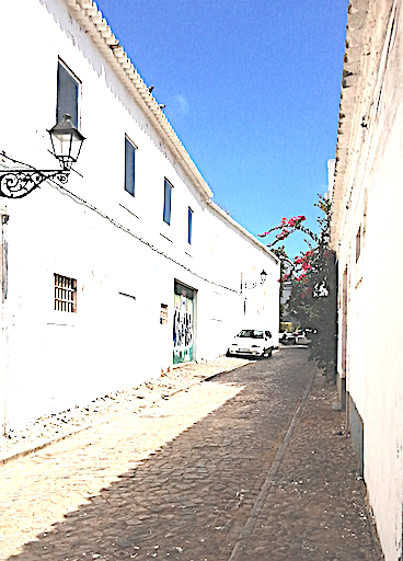 Faustopirito's tweet photo. Ecco la nostra Rua do Forno nella Baixa de Faro (Algarve) ritinteggiata ieri in bianco da un gruppo  di Scout 📷 per coprire scritte e segni di graffitari senza valore, nel senso che si trattava di "imbrattature" inutili che nulla avevano a che fare con la vera "Street Art"... 📷 https://t.co/zXWcPHdMet
