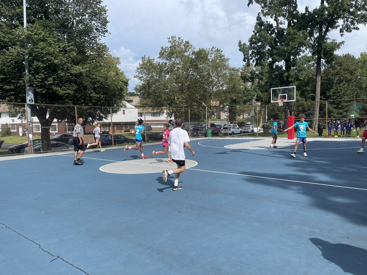 BeaconHoopsInc's tweet photo. Juniors vs. Cosches game. Early they getting to it. https://t.co/s46rvFp3HF