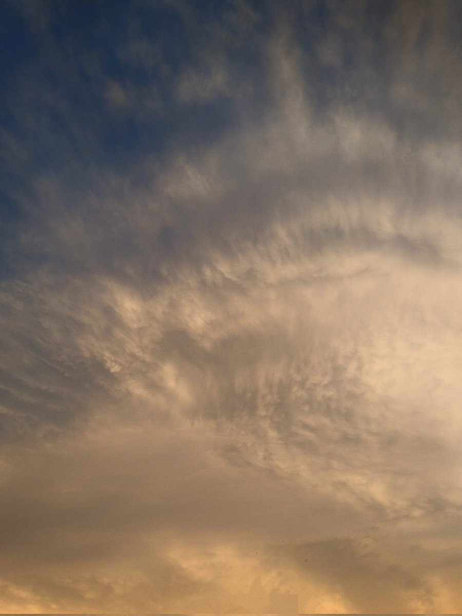 les_nuages_'s tweet photo. 空…。
今日の空にも、「感謝せねばならぬな」 https://t.co/eN4skHuzbL