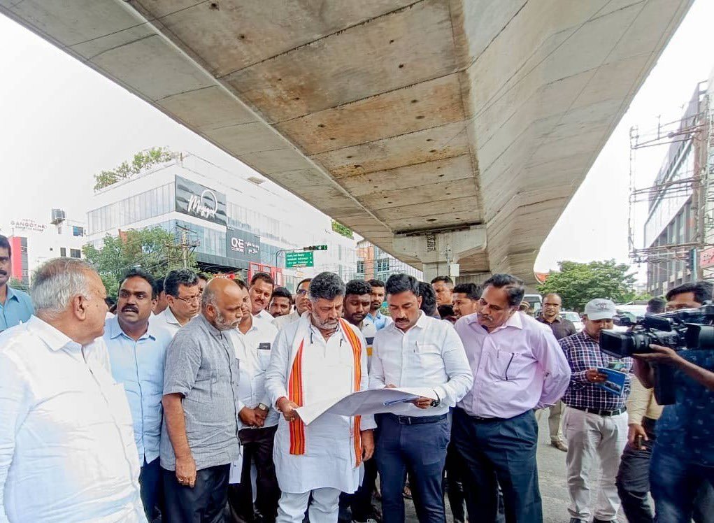 RLR_BTM's tweet photo. ಈಜಿಪುರ ಮೇಲ್ಸೇತುವೆ ಕಾಮಗಾರಿ ಸ್ಥಳಕ್ಕೆ ಇಂದು ಉಪ-ಮುಖ್ಯಮಂತ್ರಿ ಶ್ರೀ @DKShivakumar ಅವರೊಂದಿಗೆ ಭೇಟಿ ನೀಡಿ ಪರಿಶೀಲಿಸಿದೆ. 

ದಕ್ಷಿಣ ಮತ್ತು ಪೂರ್ವ ಬೆಂಗಳೂರಿಗೆ ಸಂಪರ್ಕ ಕಲ್ಪಿಸುವ ಉದ್ದೇಶದಿಂದ ಈಜಿಪುರದಿಂದ ಕೇಂದ್ರೀಯ ಸದನದವರೆಗಿನ ಮೇಲ್ಸೇತುವೆ ಜನರಿಗೆ ಅತ್ಯಗತ್ಯವಾಗಿದೆ. ಕಾಂಗ್ರೆಸ್ ಅಧಿಕಾರದಲ್ಲಿದ್ದಾಗ ಈ ಯೋಜನೆಗೆ ಚಾಲನೆ ನೀಡಲಾಗಿದ್ದು, ಶೇ.32ರಷ್ಟು ಕಾಮಗಾರಿ ಪೂರ್ಣಗೊಂಡಿದೆ. ಬಿಜೆಪಿ ಅಧಿಕಾರಕ್ಕೆ ಬಂದ ನಂತರ ಯಾವುದೇ ಪ್ರಗತಿಯಾಗಿಲ್ಲ. ಈಗ ಮತ್ತೆ ನಮ್ಮದೇ ಕಾಂಗ್ರೆಸ್ ಸರ್ಕಾರವಿದ್ದು ಶೀಘ್ರದಲ್ಲಿಯೇ ಯೋಜನೆ ಕಾರ್ಯಗತಗೊಳಿಸಲು ಎಲ್ಲಾ ರೀತಿಯ ಕ್ರಮ ಕೈಗೊಳ್ಳಲಾಗುವುದು. 

ಬಿಬಿಎಂಪಿ ಮುಖ್ಯ ಆಯುಕ್ತರಾದ ಶ್ರೀ ತುಷಾರ್ ಗಿರಿನಾಥ್, ಆಡಳಿತಗಾರ ಶ್ರೀ ರಾಕೇಶ್ ಸಿಂಗ್, ಸ್ಥಳೀಯ ಮುಖಂಡರು ಹಾಗೂ ನಿವಾಸಿಗಳು ಈ ಸಂದರ್ಭದಲ್ಲಿ ಹಾಜರಿದ್ದರು.

#Ejipura #Koramangala #BTMLayout #RamalingaReddy #EjipuraFlyover