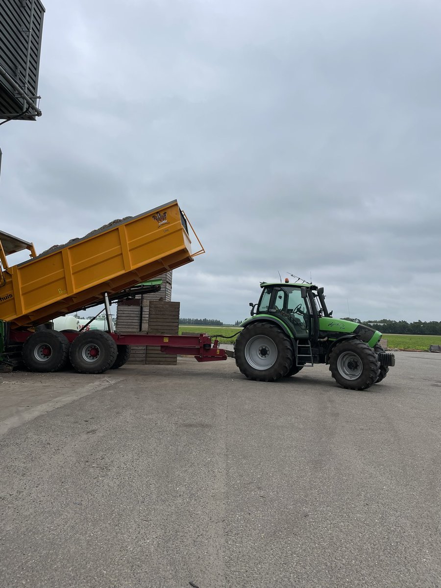 deutz65's tweet photo. Gisteren de Plantuien weg gereden mooi gegaan #redbarron https://t.co/xpDHJky2pe