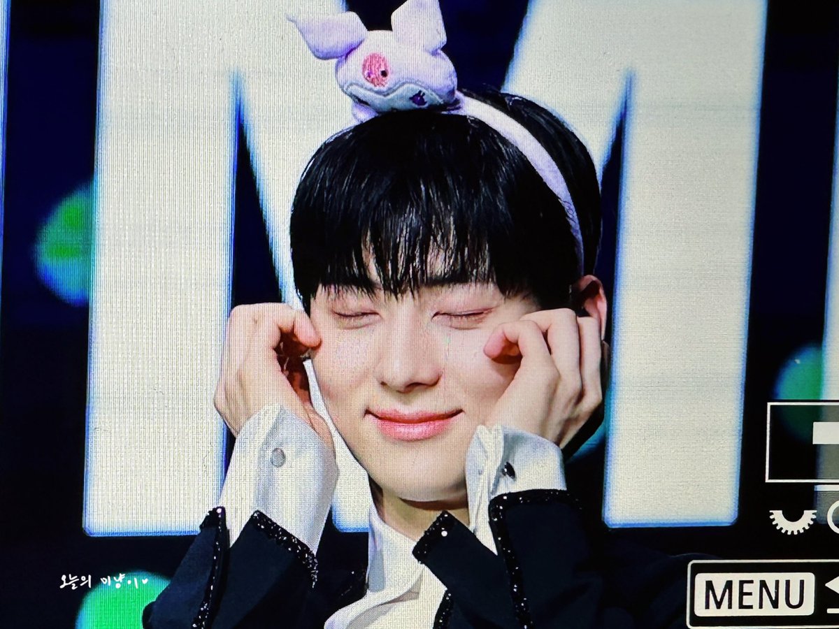 950809Serenity's tweet photo. 230819
벌칙미냥 (냥냥펀치)👊🏻👊🏻 #황민현 https://t.co/Cj6v8jXQ7k