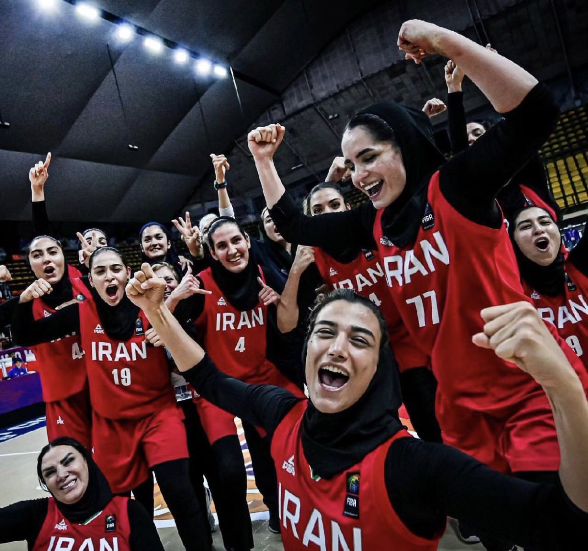 estemnayi1's tweet photo. این تیم قهرمان دل هاست.

 با نخواندن  سرود جمهوری اسلامی 
هم قلب ما مردم و هم زمین مسابقه 
 رو فتح کردند.

#سالگرد_مهسا_نزدیکه 
#مهسا_امينی‌‌ https://t.co/sBfzp1XQF1
