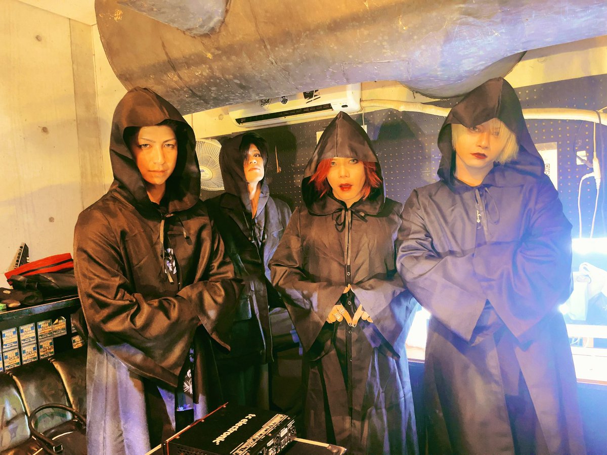 Ajna__2019's tweet photo. 8/19 cyber box
出演者、ハウススタッフ、お客様
アジュラー、ありがとうございます‼︎

SET LIST
SE
1.Reincarnation
2.replica
3.龍閃
4.貘
5.XIV(ドッキリ成功)
6.oxygen
en.MESSIAH

次回Live 9/1(金)
宜野湾市human stage‼︎
お待ちしてます‼︎
@siren6_6 @postnpo 
@TetsuM1209 @m_o_t_o_h_a https://t.co/Q2TpCjyMGp