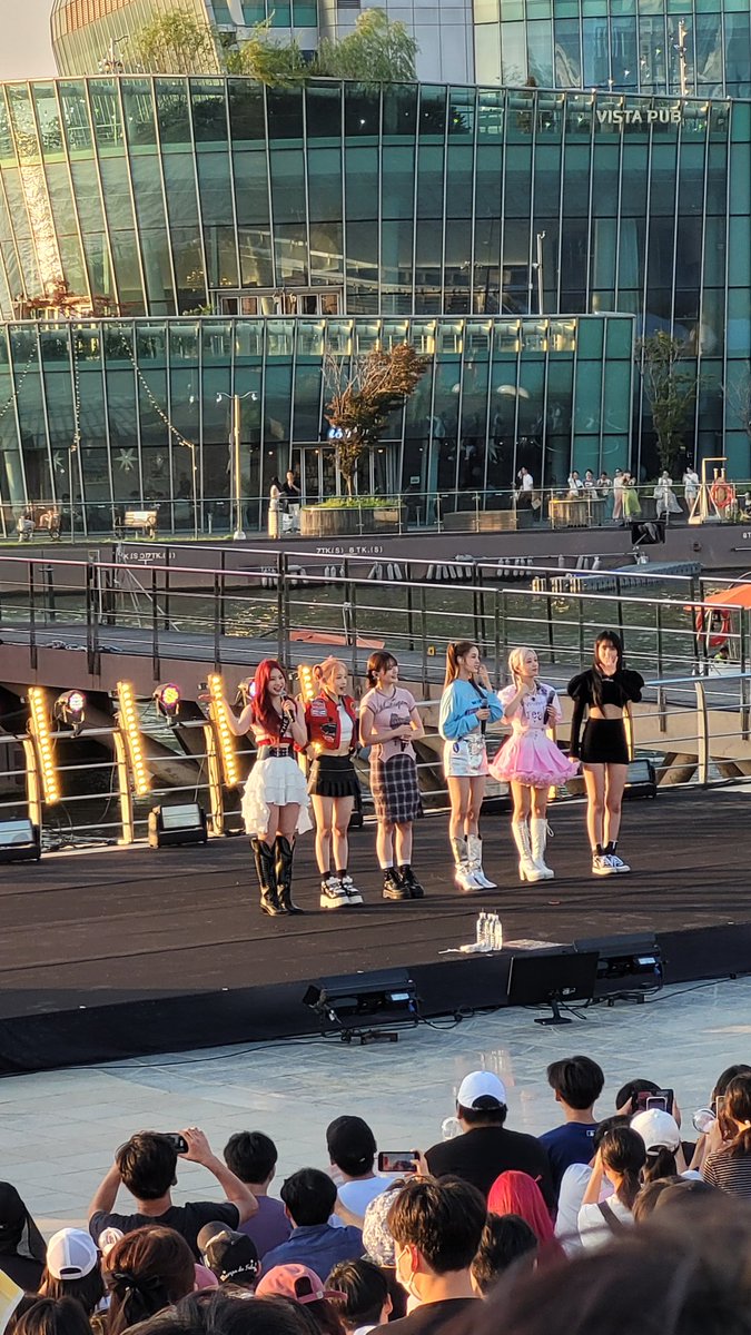 limnaee's tweet photo. Saw @STAYC_official for the 2nd time 🥺🩷 and their live vocals are amazing, this short acapella 😍💞 
•
#STAYC #staycconcert #beautifulmonser #stayclive #staycbubble #staycvocals #TEENFRESH #스테이씨 #게릴라공연 @STAYC_official 🩷 https://t.co/y6fjacvWlT