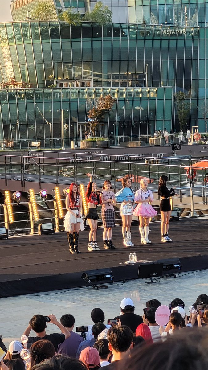 limnaee's tweet photo. Saw @STAYC_official for the 2nd time 🥺🩷 and their live vocals are amazing, this short acapella 😍💞 
•
#STAYC #staycconcert #beautifulmonser #stayclive #staycbubble #staycvocals #TEENFRESH #스테이씨 #게릴라공연 @STAYC_official 🩷 https://t.co/y6fjacvWlT
